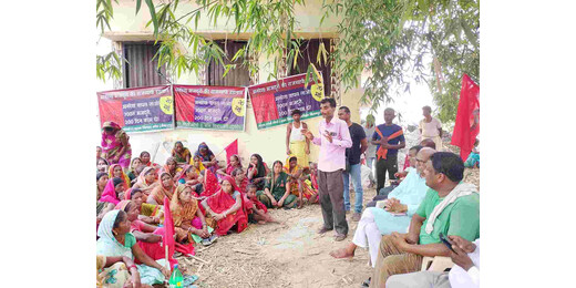 मजदूरी बढ़ाने और काम की गारंटी को लेकर डुमरी पंचायत में मजदूरों का धरना